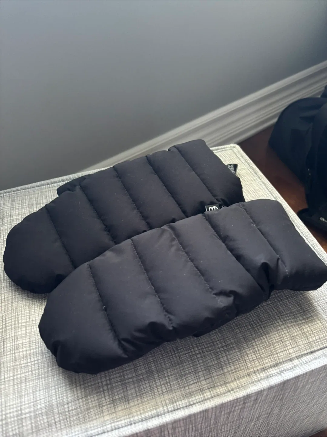 Aritzia Super World Super Puff Black Mittens S/M image indicator(2)