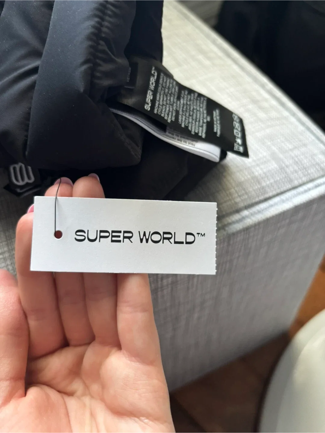 Aritzia Super World Super Puff Black Mittens S/M image indicator(4)