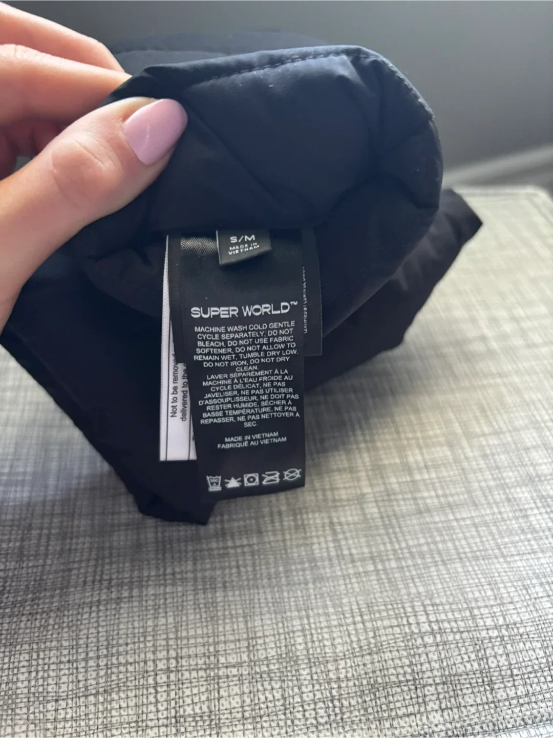 Aritzia Super World Super Puff Black Mittens S/M image indicator(3)