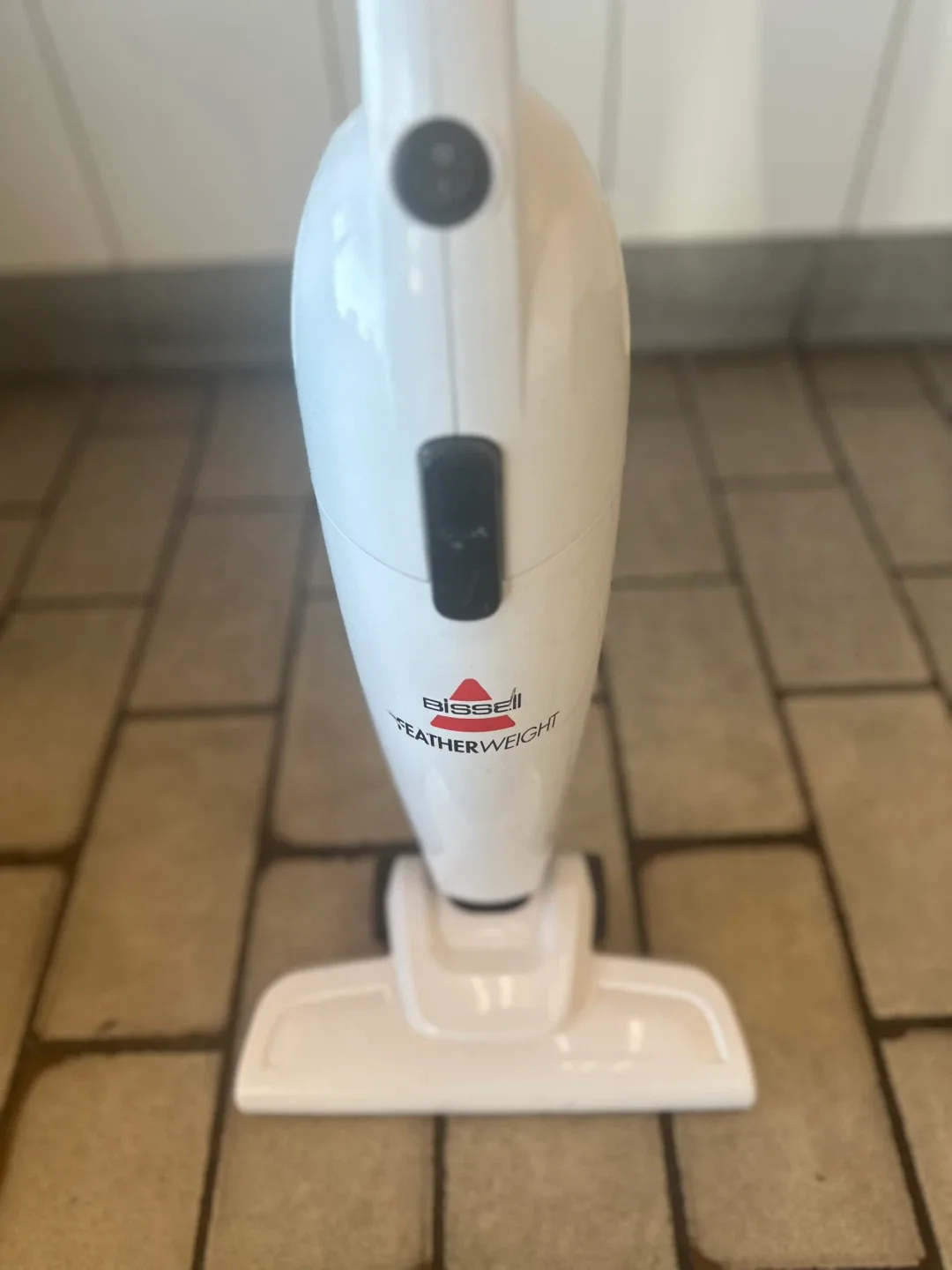 Bissell FeatherWeight Stick Lightweight Bagless Vacuum - White image indicator(3)