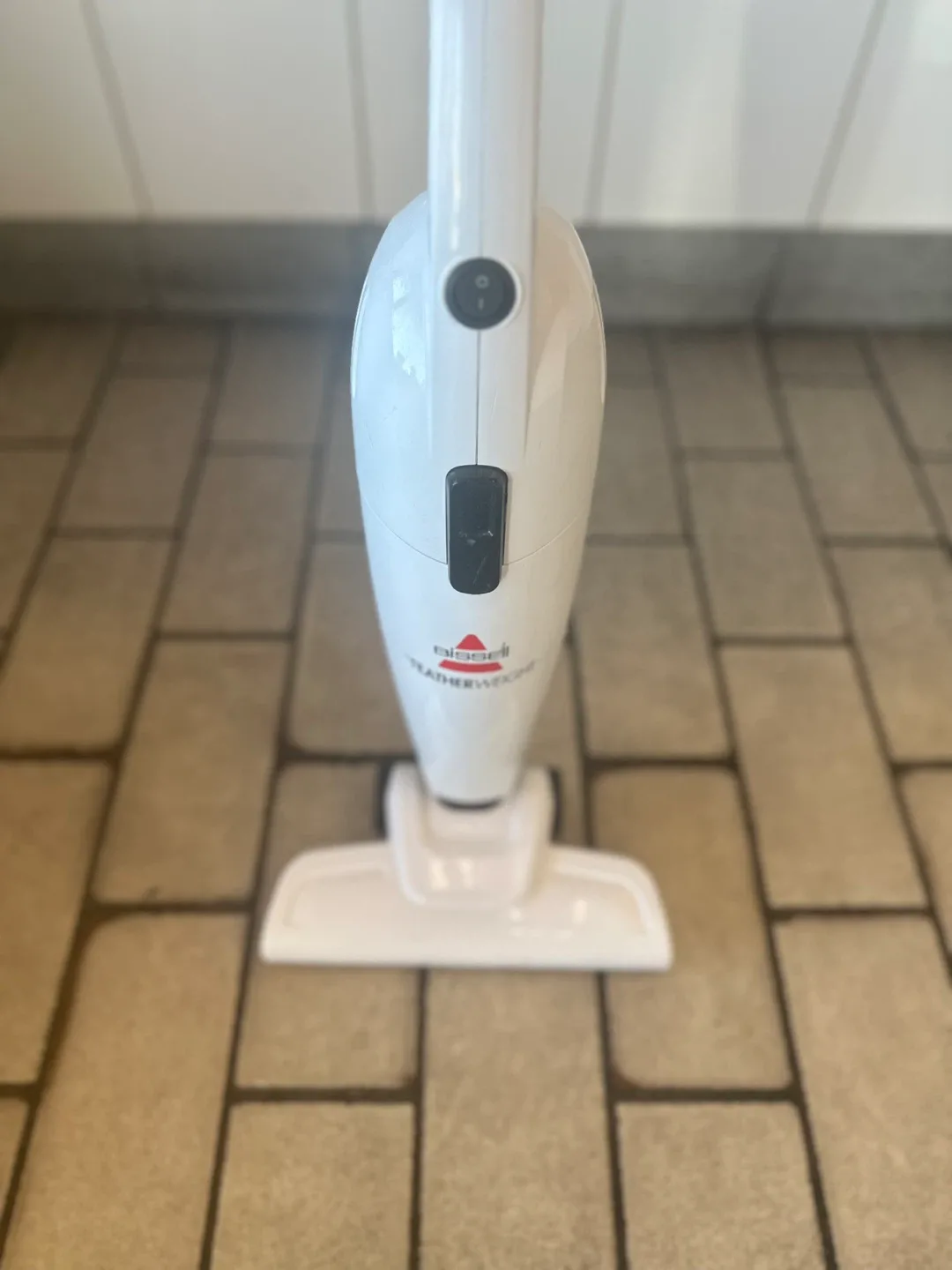 Bissell FeatherWeight Stick Lightweight Bagless Vacuum - White image indicator(2)