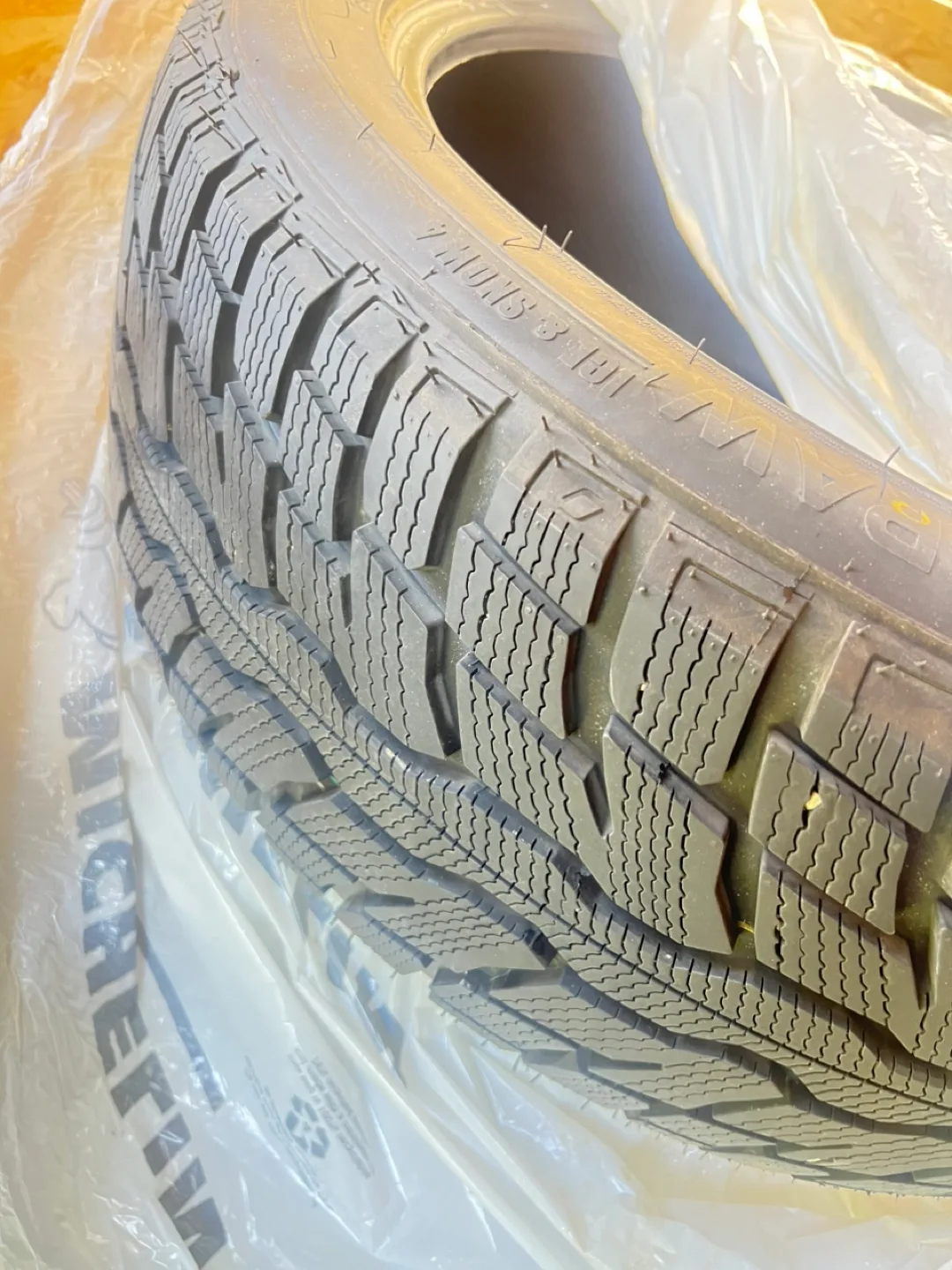 4 Uniroyal Tiger Winter Tires - 255/45R20 image indicator(4)