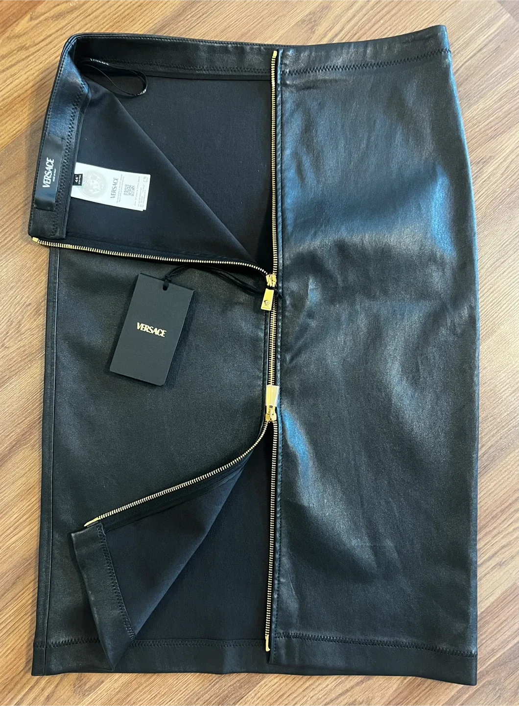 Authentic BNWT Versace Black Leather Skirt - Size 44 image indicator(2)