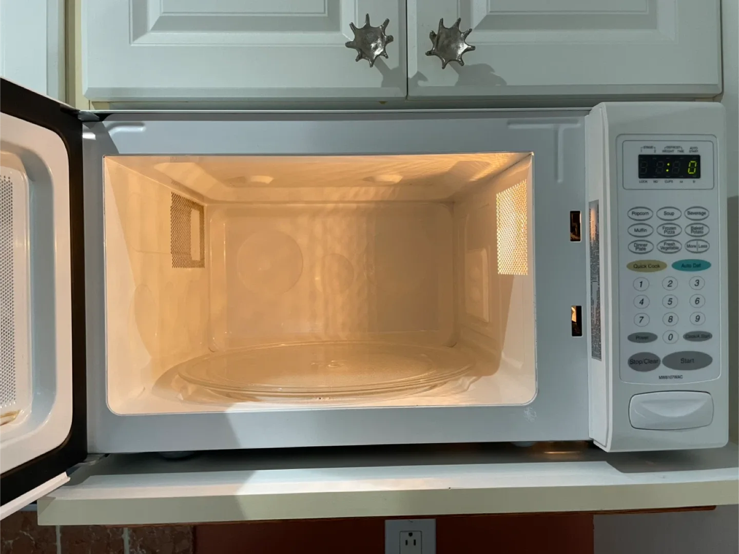 Emerson Microwave Oven - White image indicator(2)