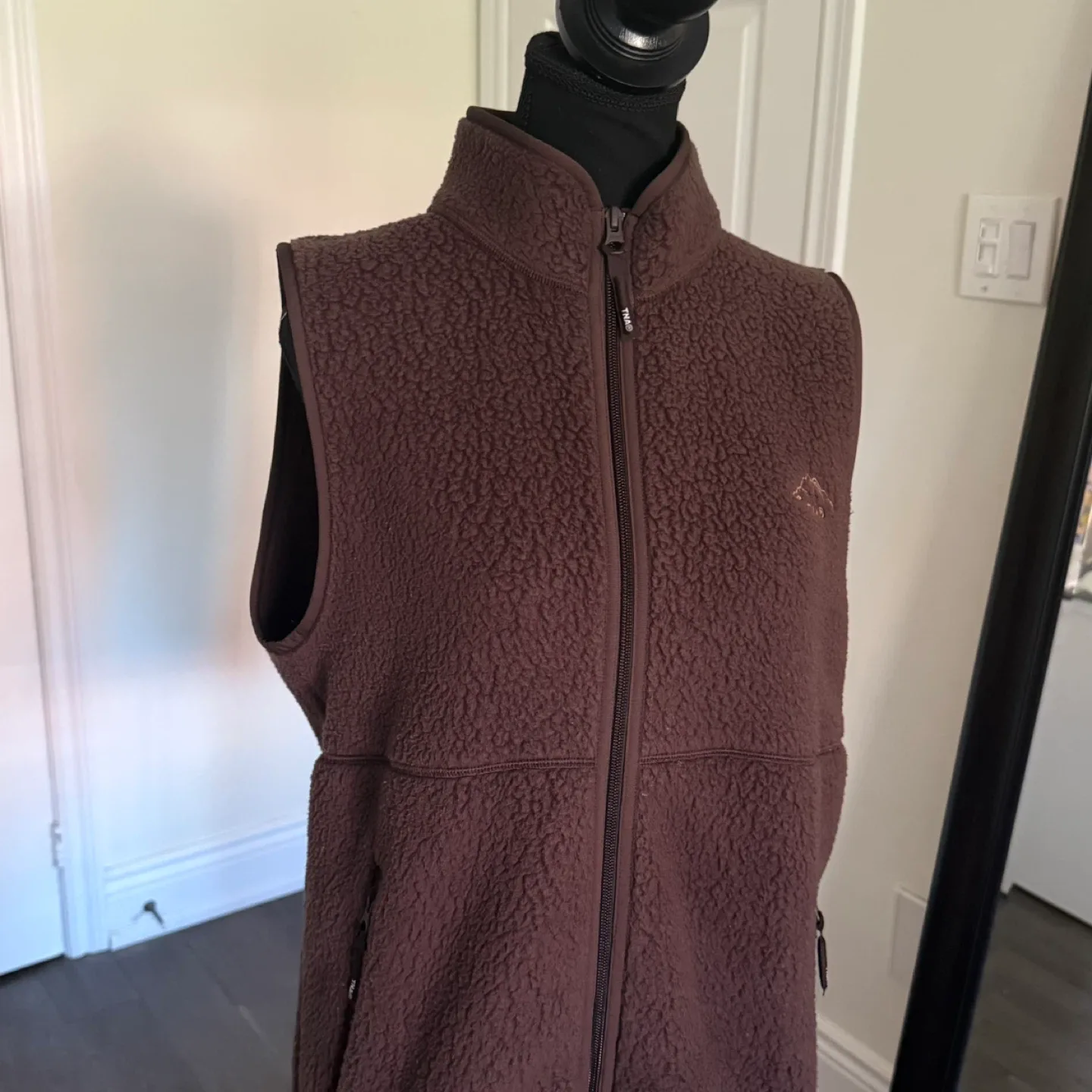 ARITZIA TNA vest image indicator(2)