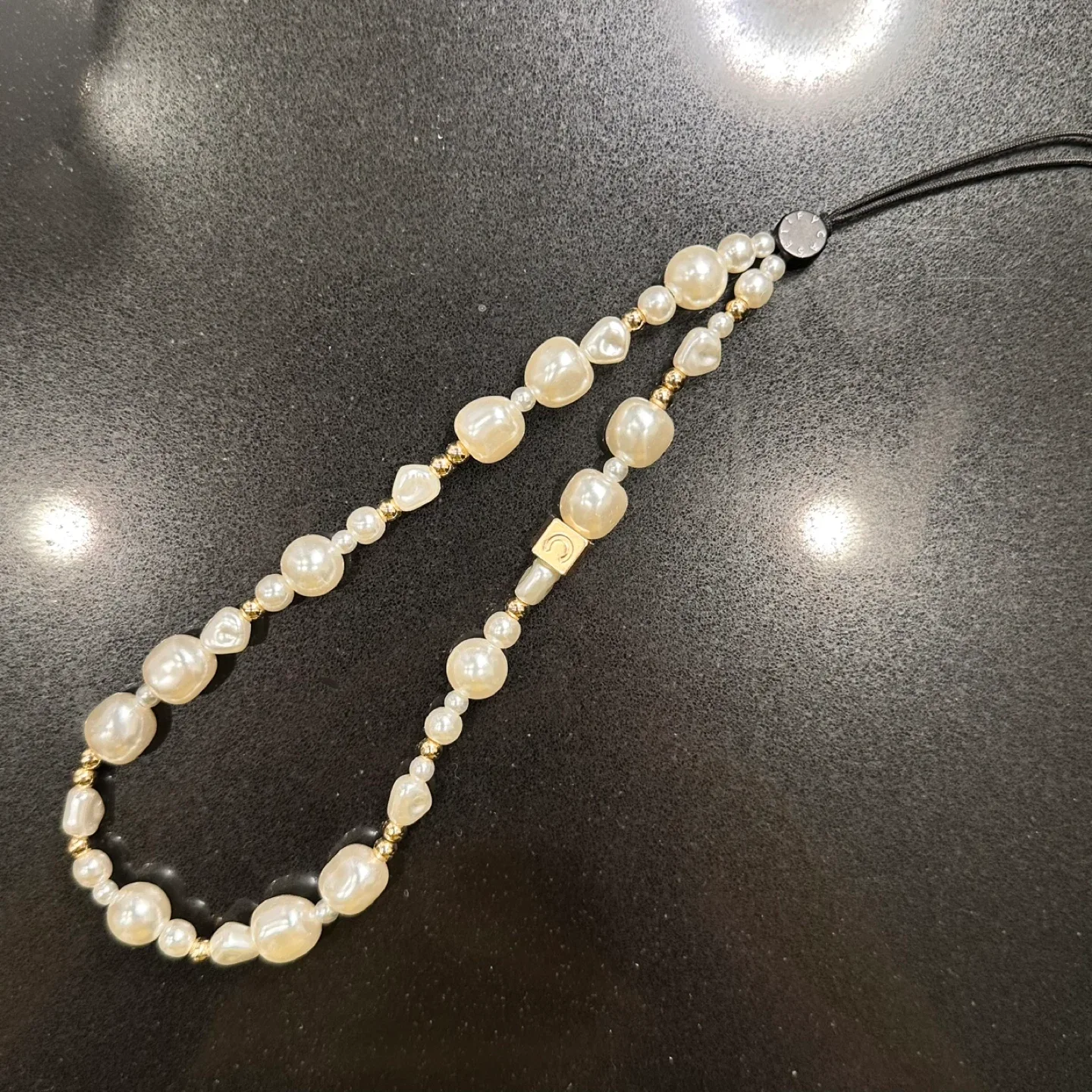 Casetify Pearl Phone Charm image indicator(2)