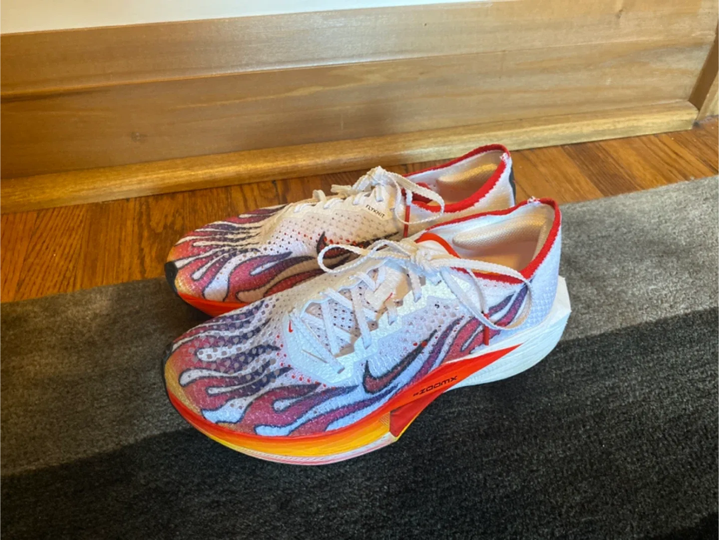 *Like NEW* Nike Vaporfly 3 White/Red Flames image indicator(2)