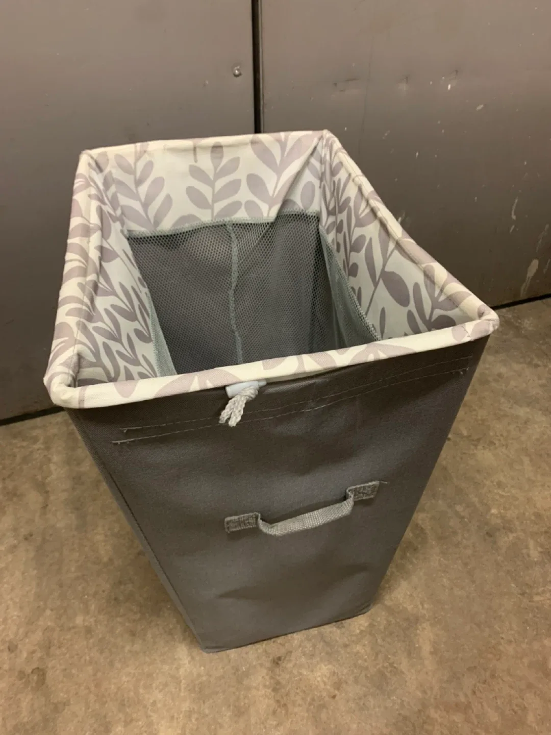 Grey Laundry Hamper with Leaf Pattern image indicator(2)