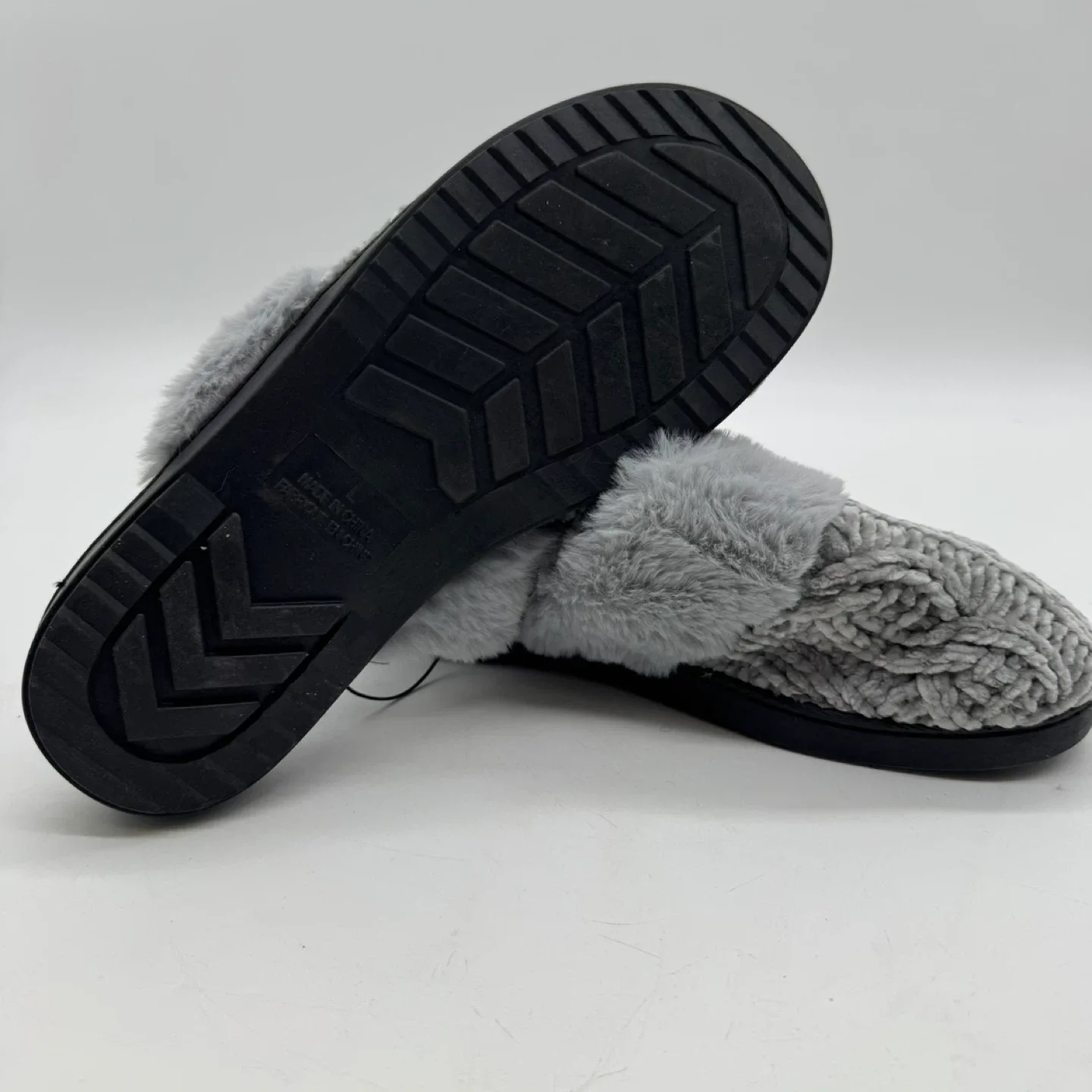 Cozy Women's Gray Knit Faux Fur Slippers - Size L image indicator(4)