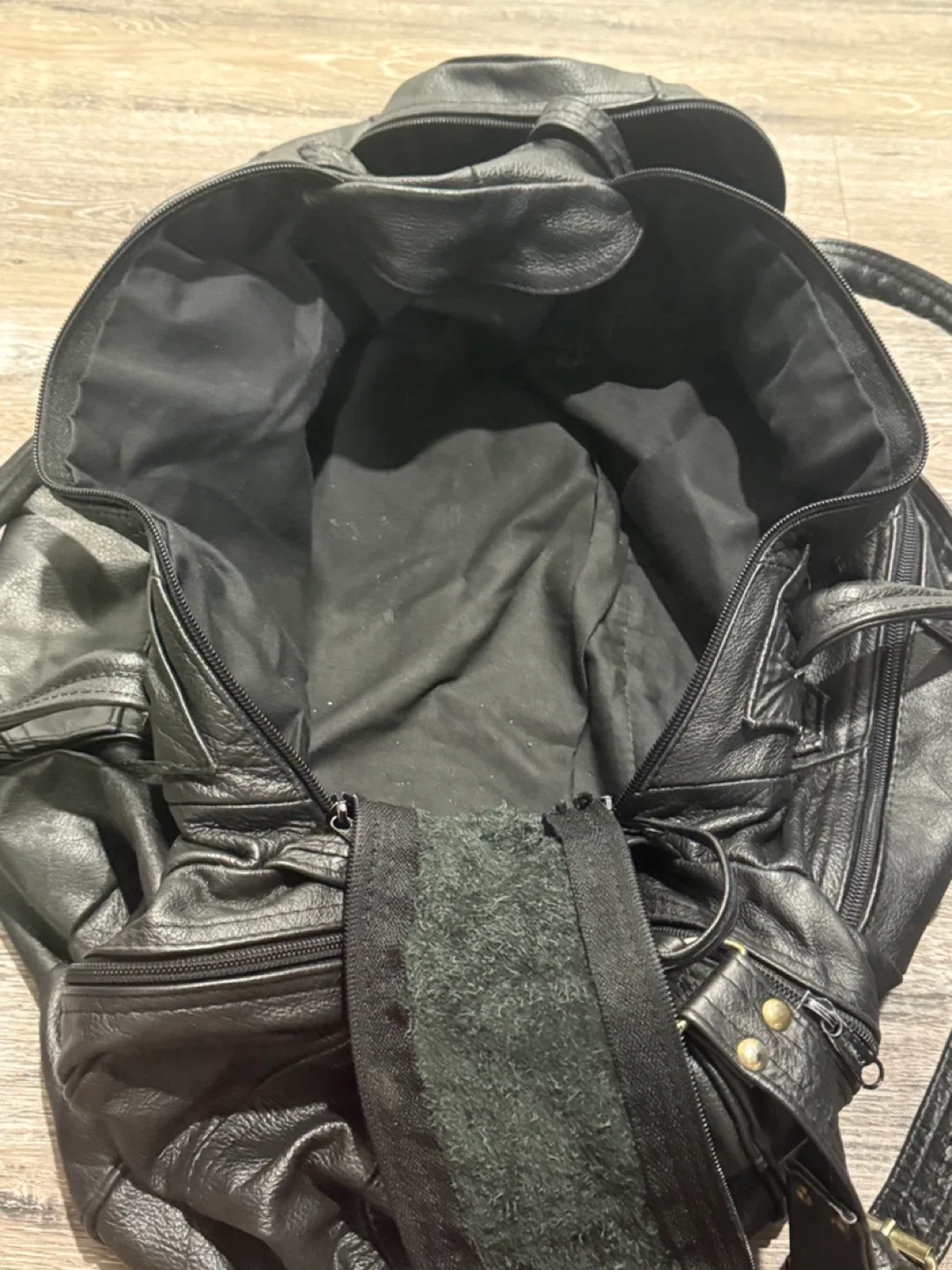 Black Leather Weekend Travel Bag - Great condition image indicator(6)