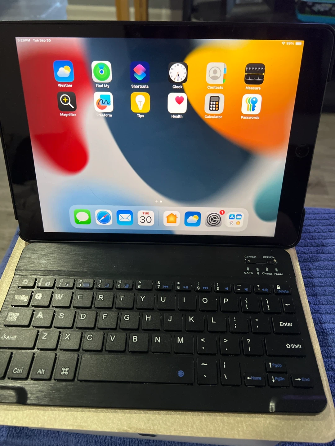 Apple iPad (9th Generation) Wi-Fi 64GB Space Gray + Keyboard