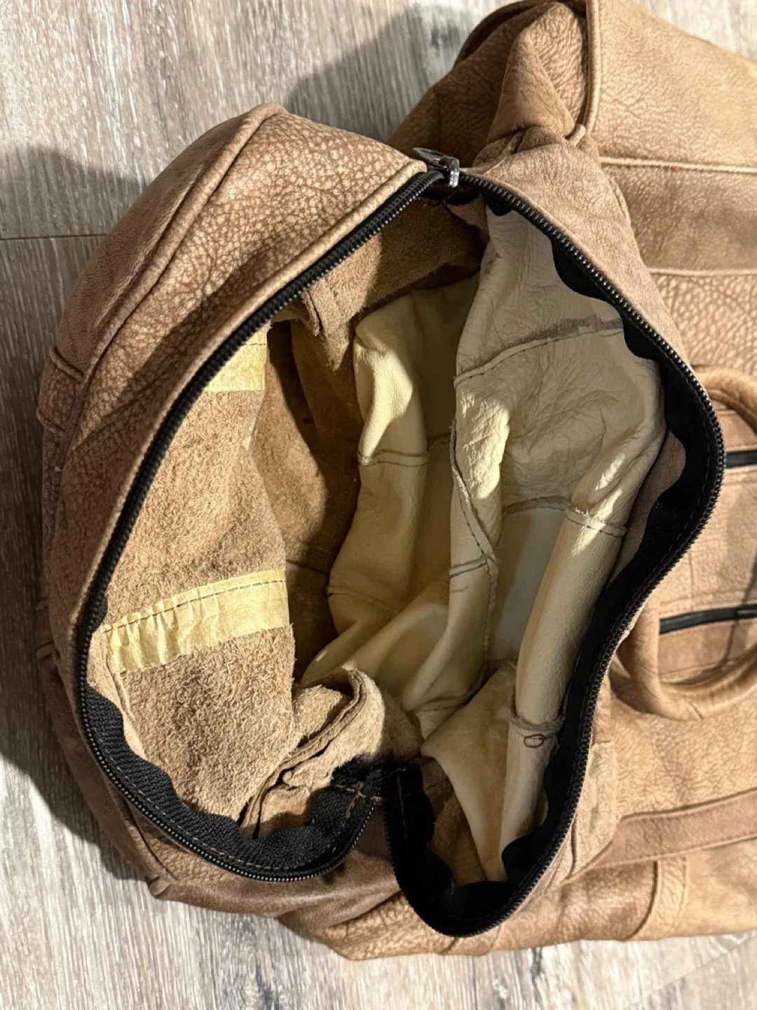 Leather Weekend Bag great condition image indicator(5)