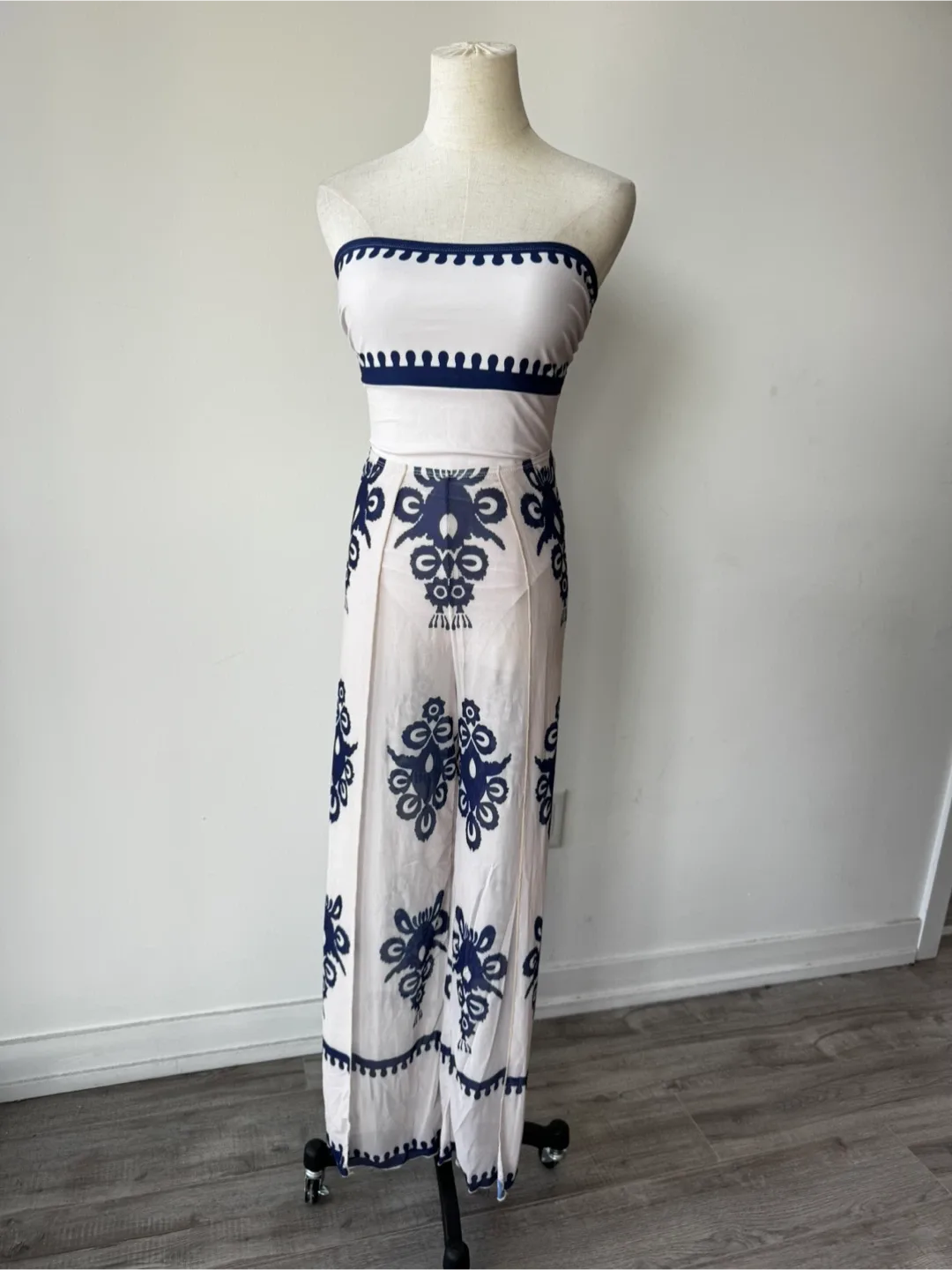 [NEW] White & Blue Strapless Swimsuit Cover-Up Set thumbnail