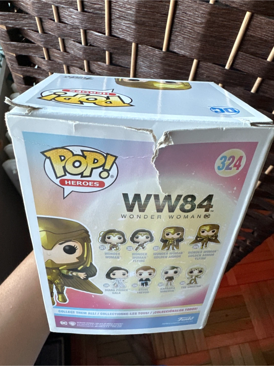 Funko Pop! Heroes Wonder Woman Golden Armor Flying #324 - photo 2