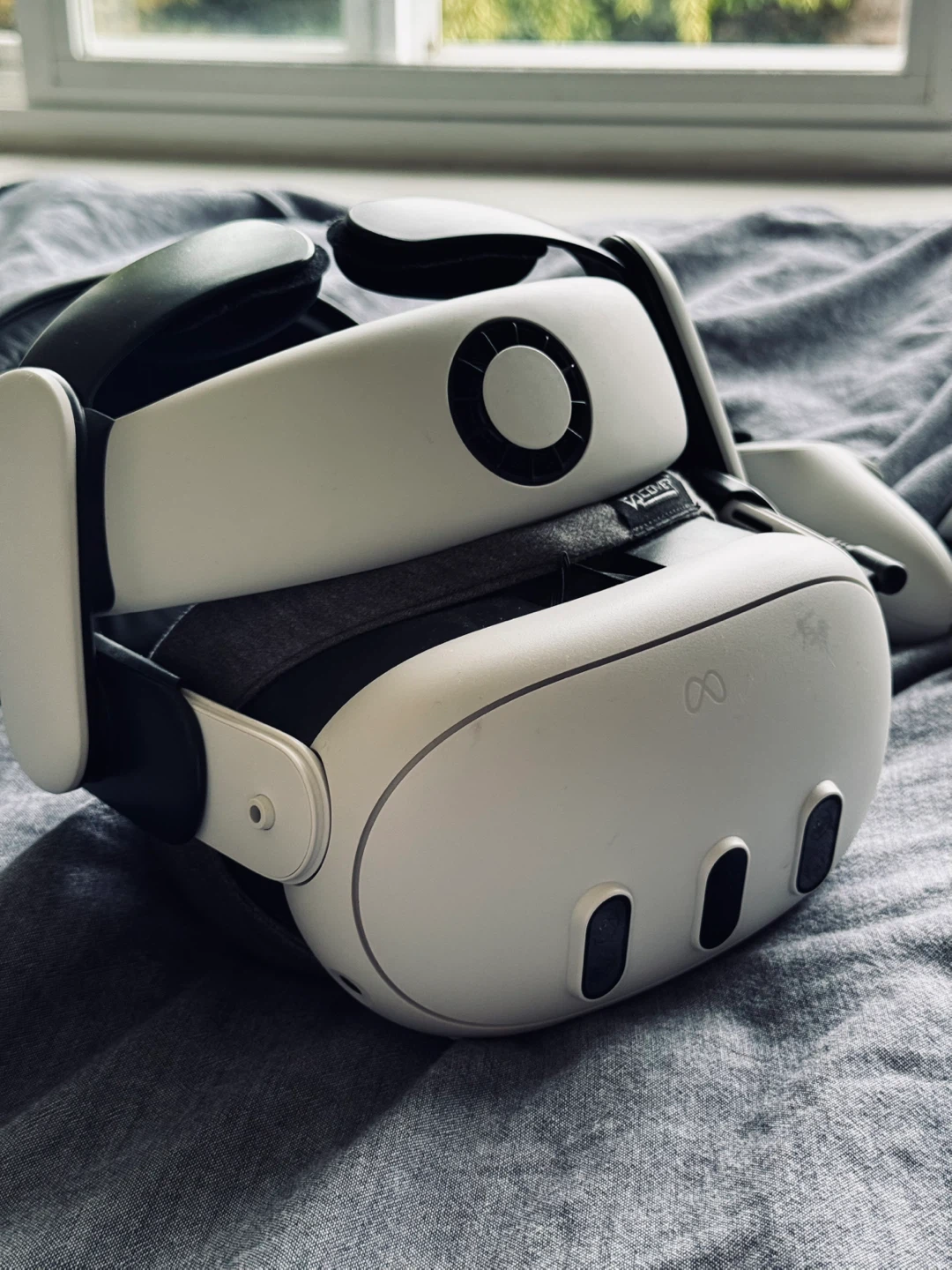 Meta Quest 3 VR Headset with Controllers & Accessories - photo 2