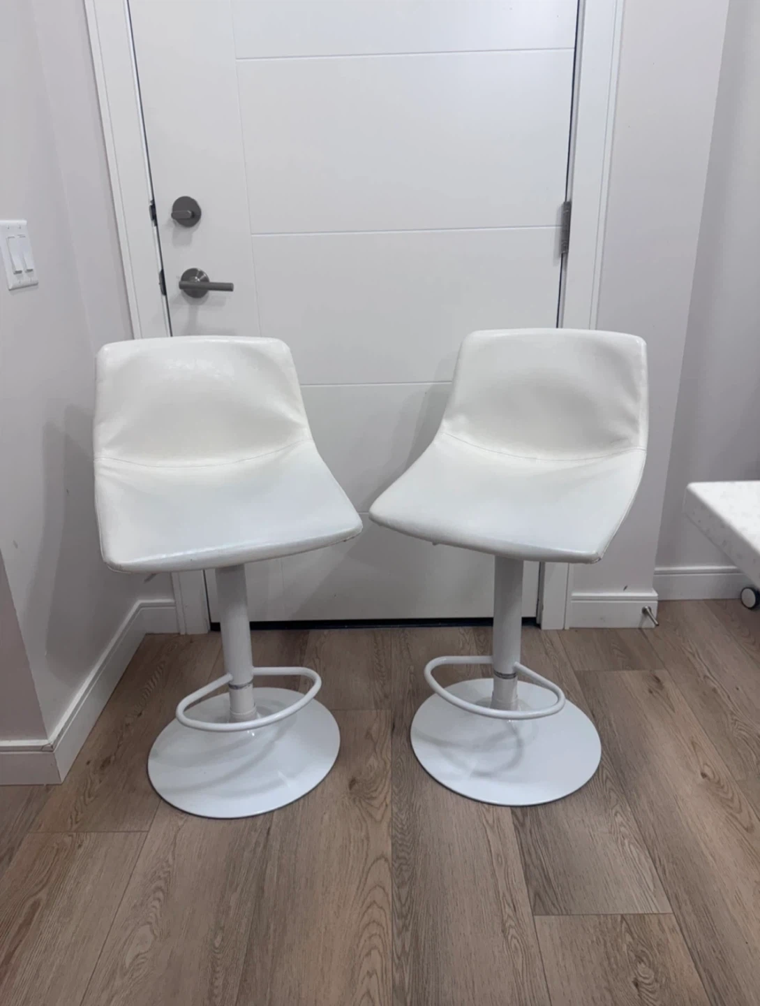 Set of 2 White Swivel Bar Stools - photo 2
