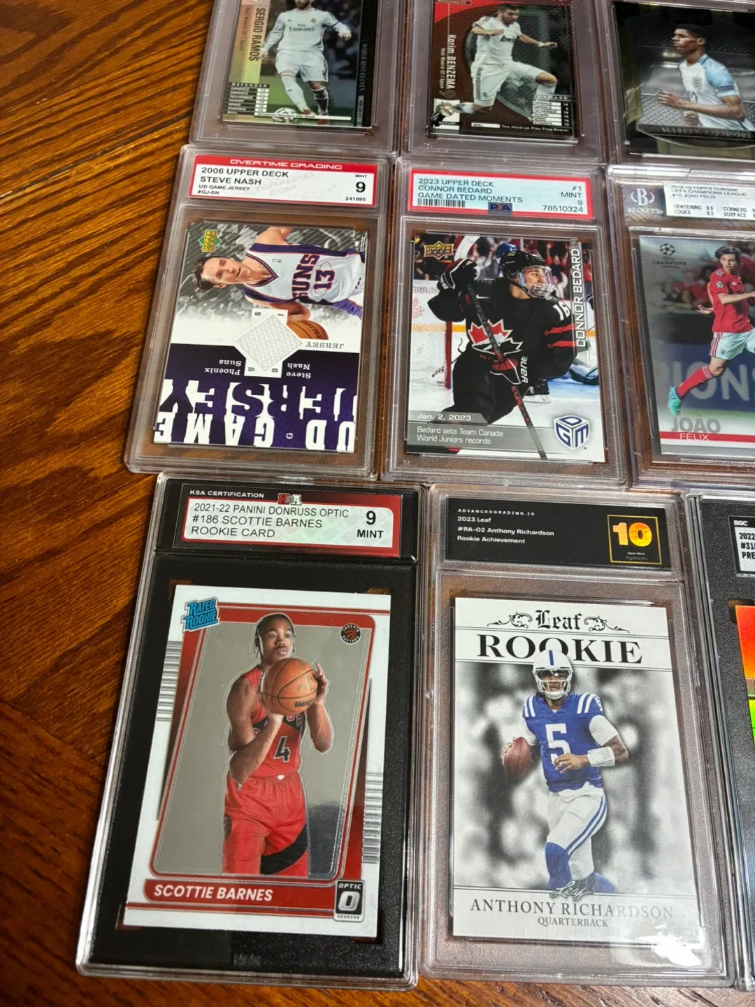 Graded Sports & Soccer Trading Cards image indicator(7)