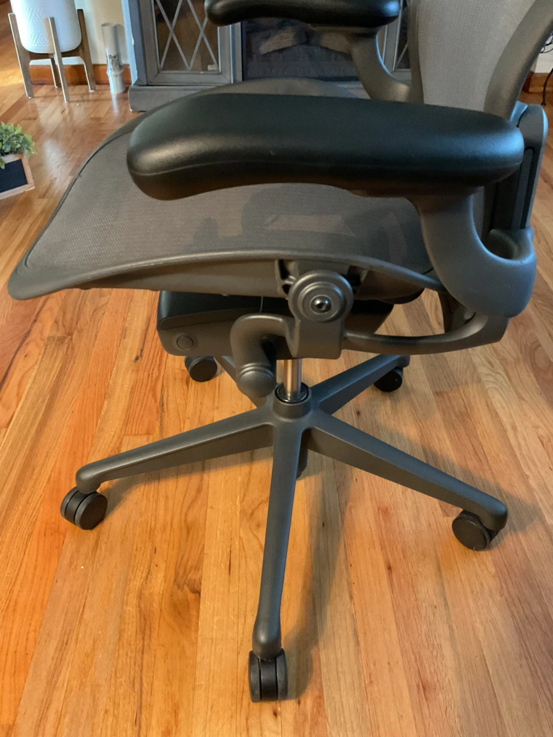 HERMAN MILLER REMASTERED AERON CHAIR SIZE C - photo 4