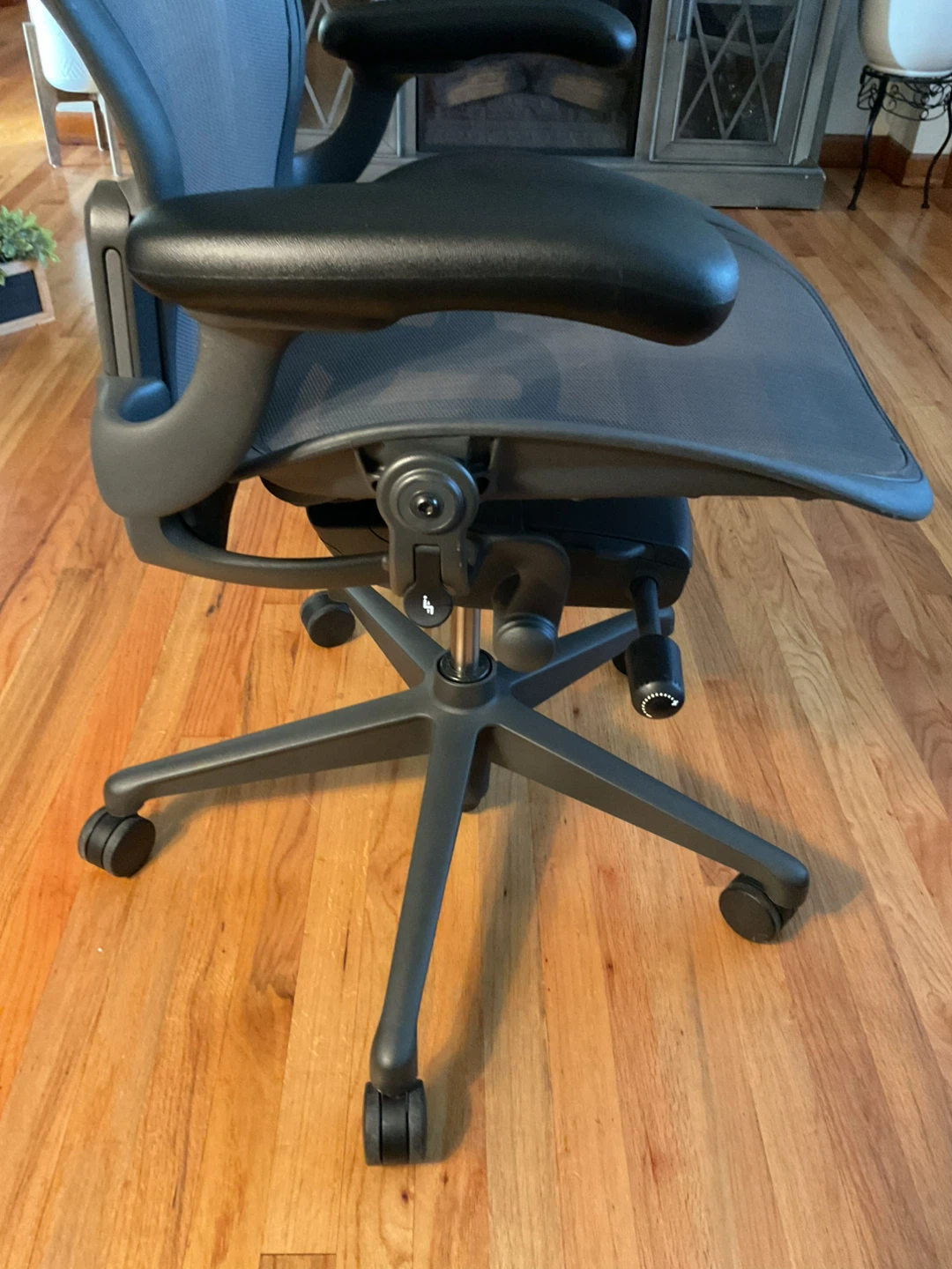 HERMAN MILLER REMASTERED AERON CHAIR SIZE C - photo 5