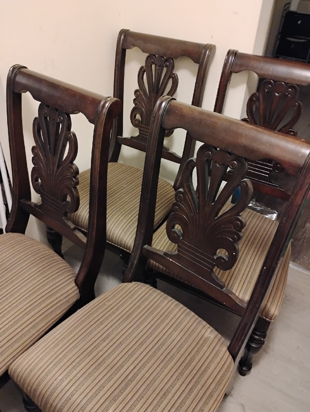 FOUR WOODEN DINING ROOM CHAIRS