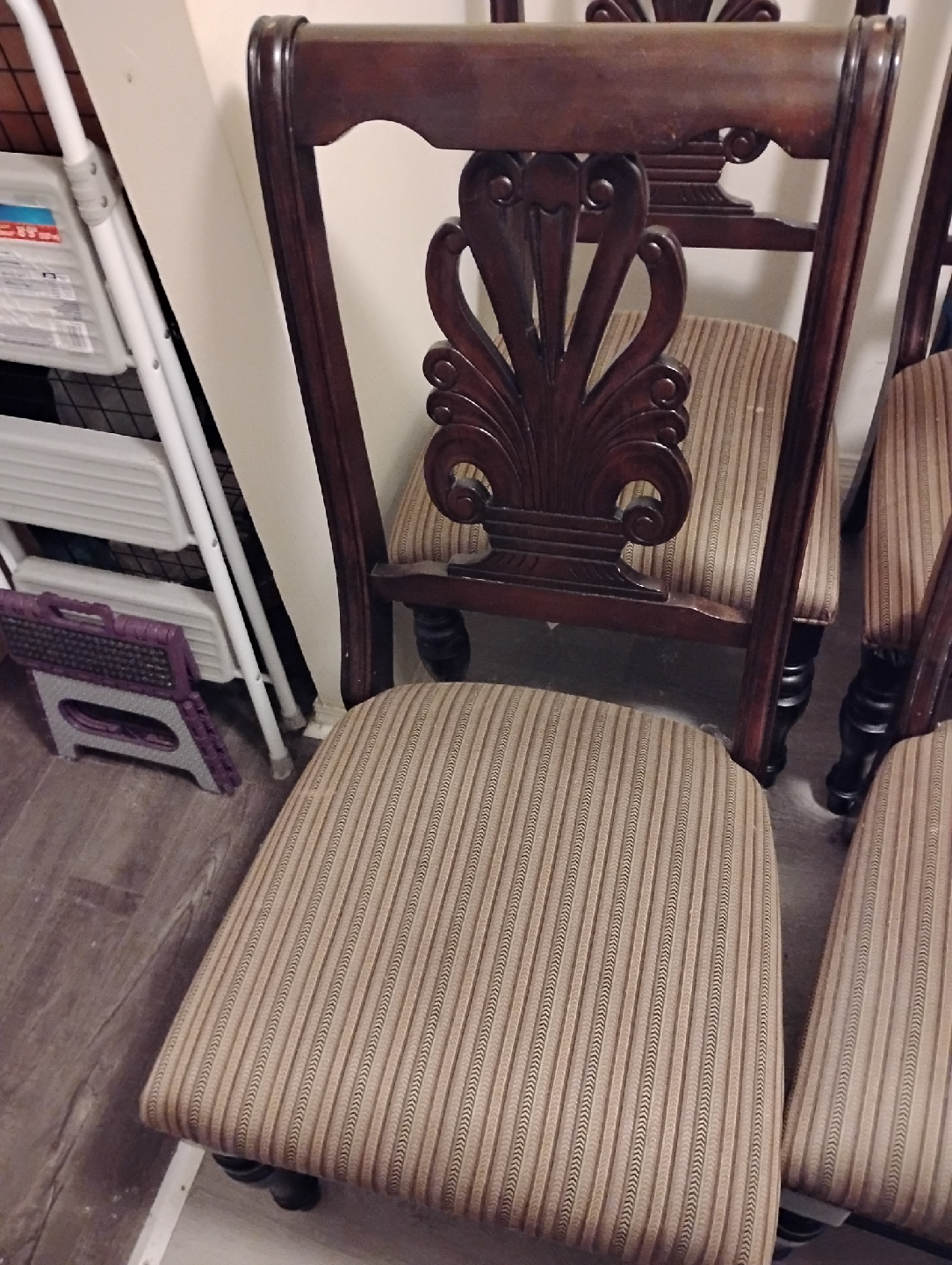 FOUR WOODEN DINING ROOM CHAIRS - photo 2