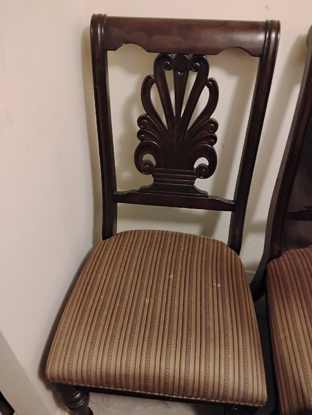 FOUR WOODEN DINING ROOM CHAIRS - photo 3