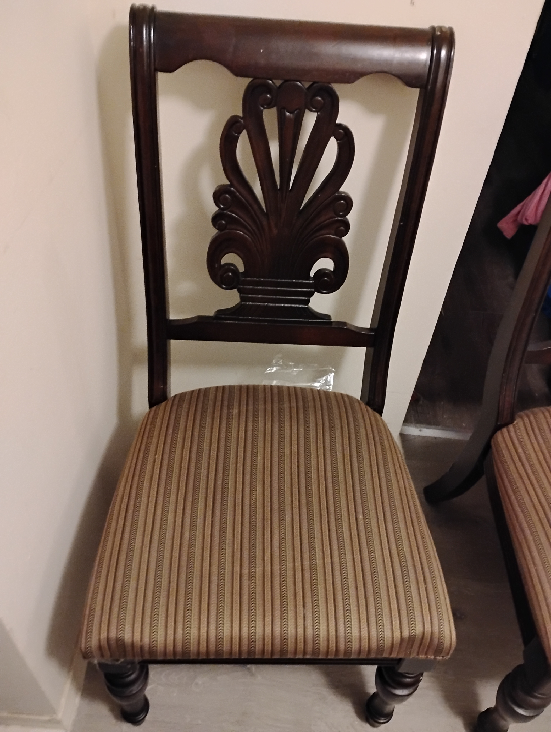 FOUR WOODEN DINING ROOM CHAIRS - photo 5
