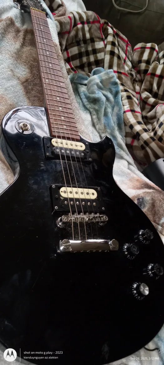 Epiphone Les Paul Electric Guitar thumbnail