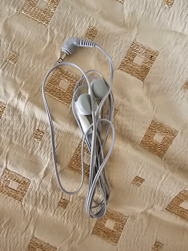 🥕 free ear phones with Maple 🍁 leaf symbol thumbnail