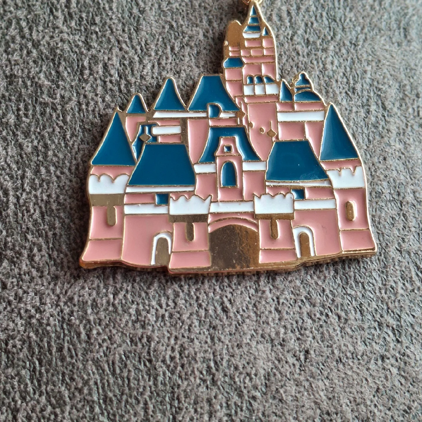Disney Castle Keychain image indicator(3)
