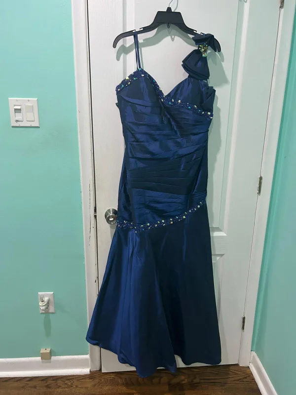 Selection of Formal Dresses image indicator(5)