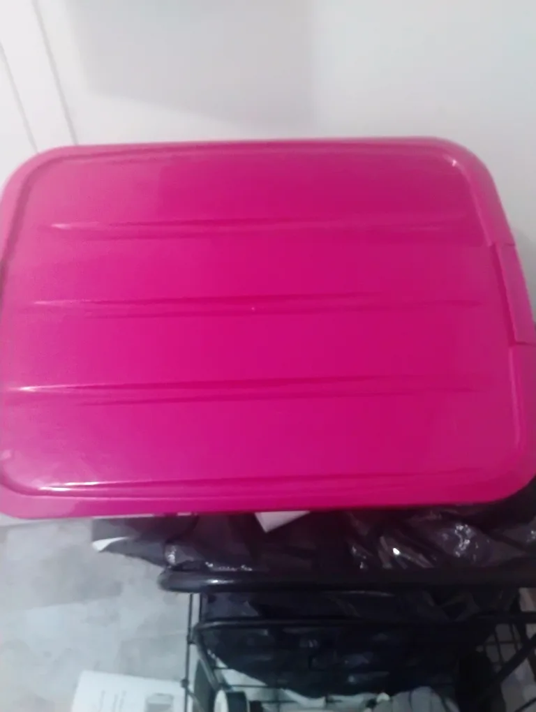 IRIS Buckle-Up Box - 60 Qt Pink Lid image indicator(3)