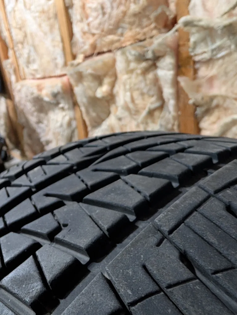 (1)-225/40R18 Kelly Edge HP All Season Tire thumbnail