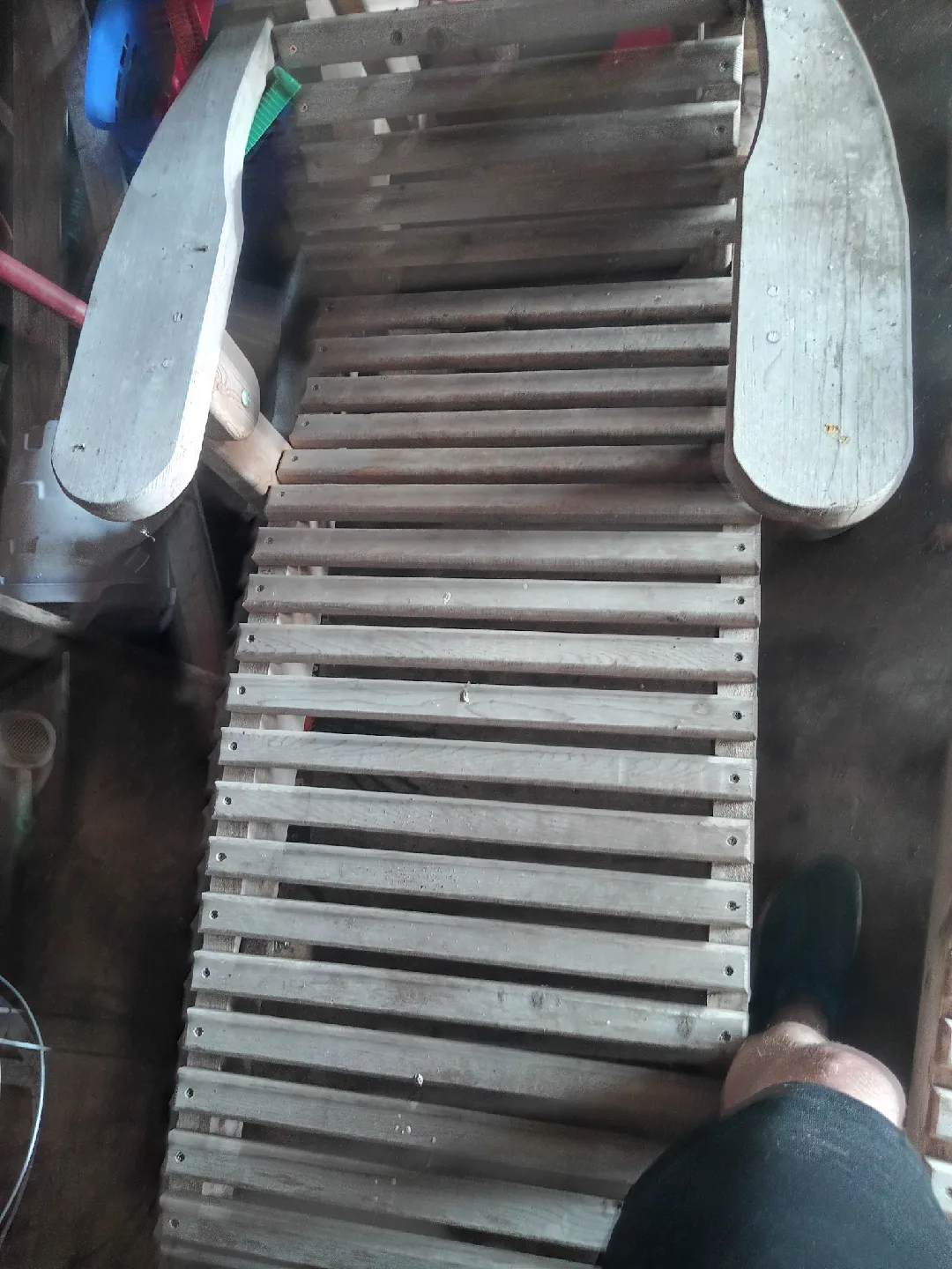 2 wood adetrdac cheese and on footstool image indicator(2)