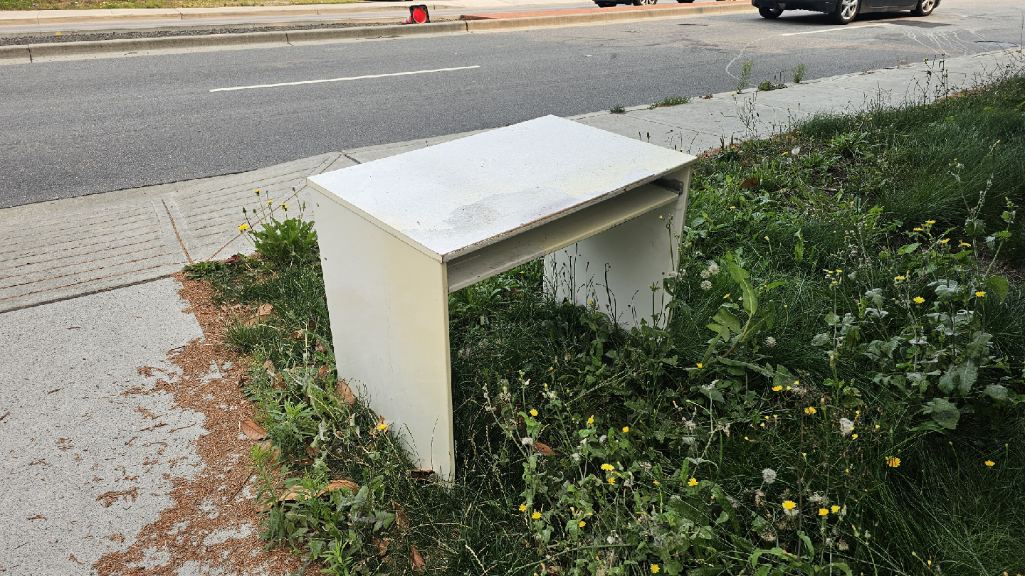 Free White Computer Desk 🥕 - photo 2