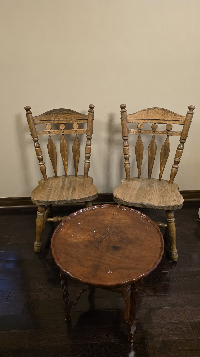 Coffee table with 2 chairs for sale!