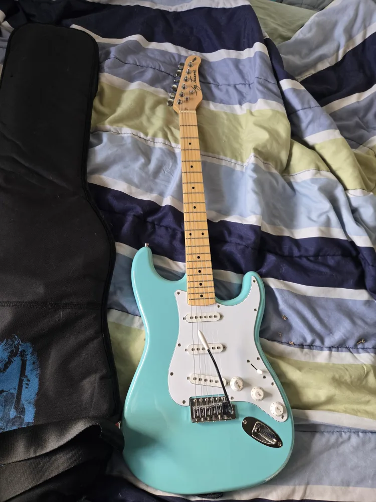 Turquoise Stratocaster Electric Guitar w/ Case thumbnail