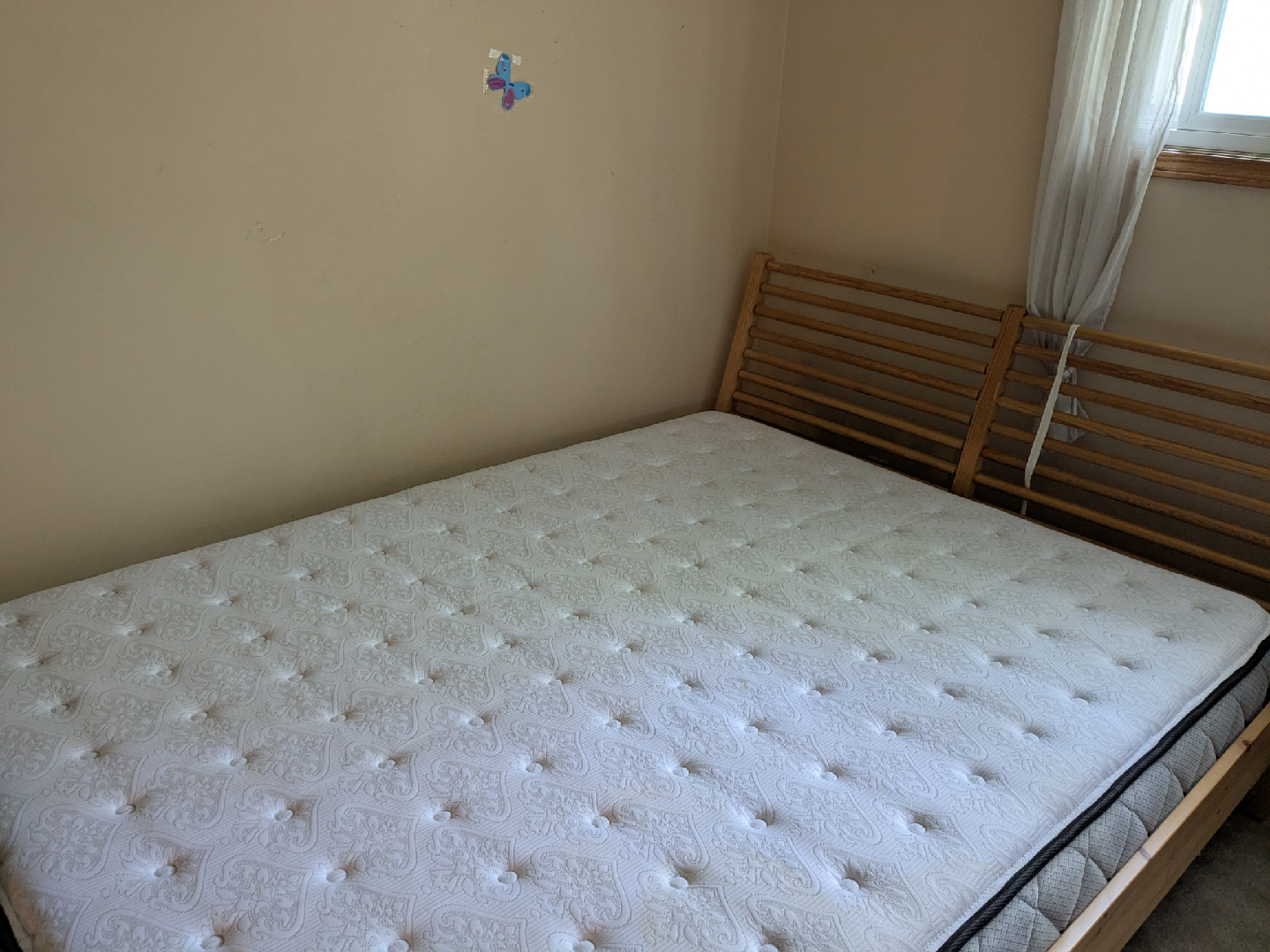 Wooden Bed Frame and queen size mattresse