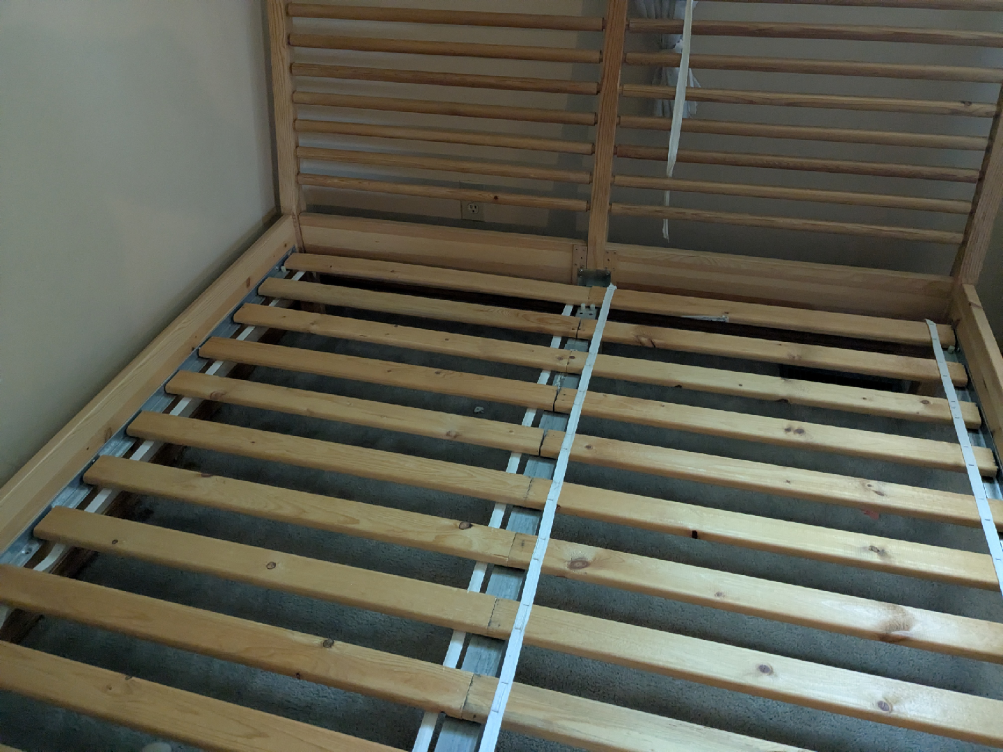 Wooden Bed Frame and queen size mattresse - photo 2