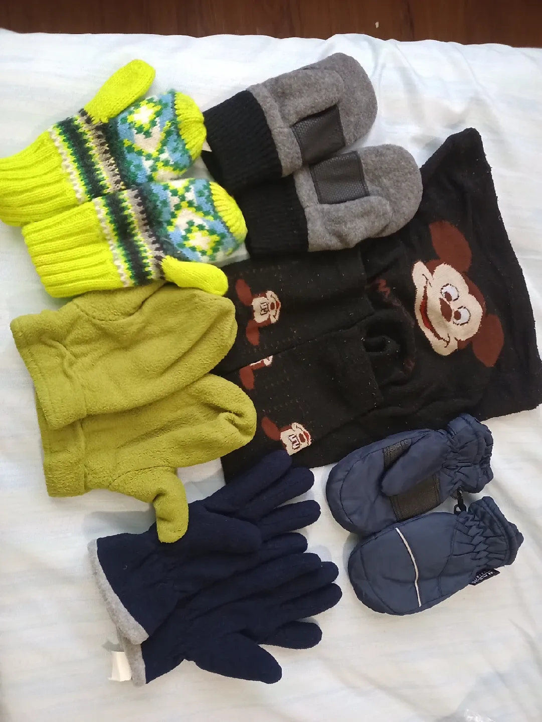 Kids' Assorted Gloves & Mittens Bundle image indicator(2)