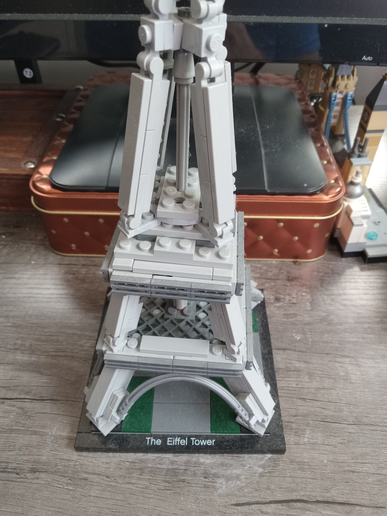 LEGO Architecture Eiffel Tower Model - photo 2