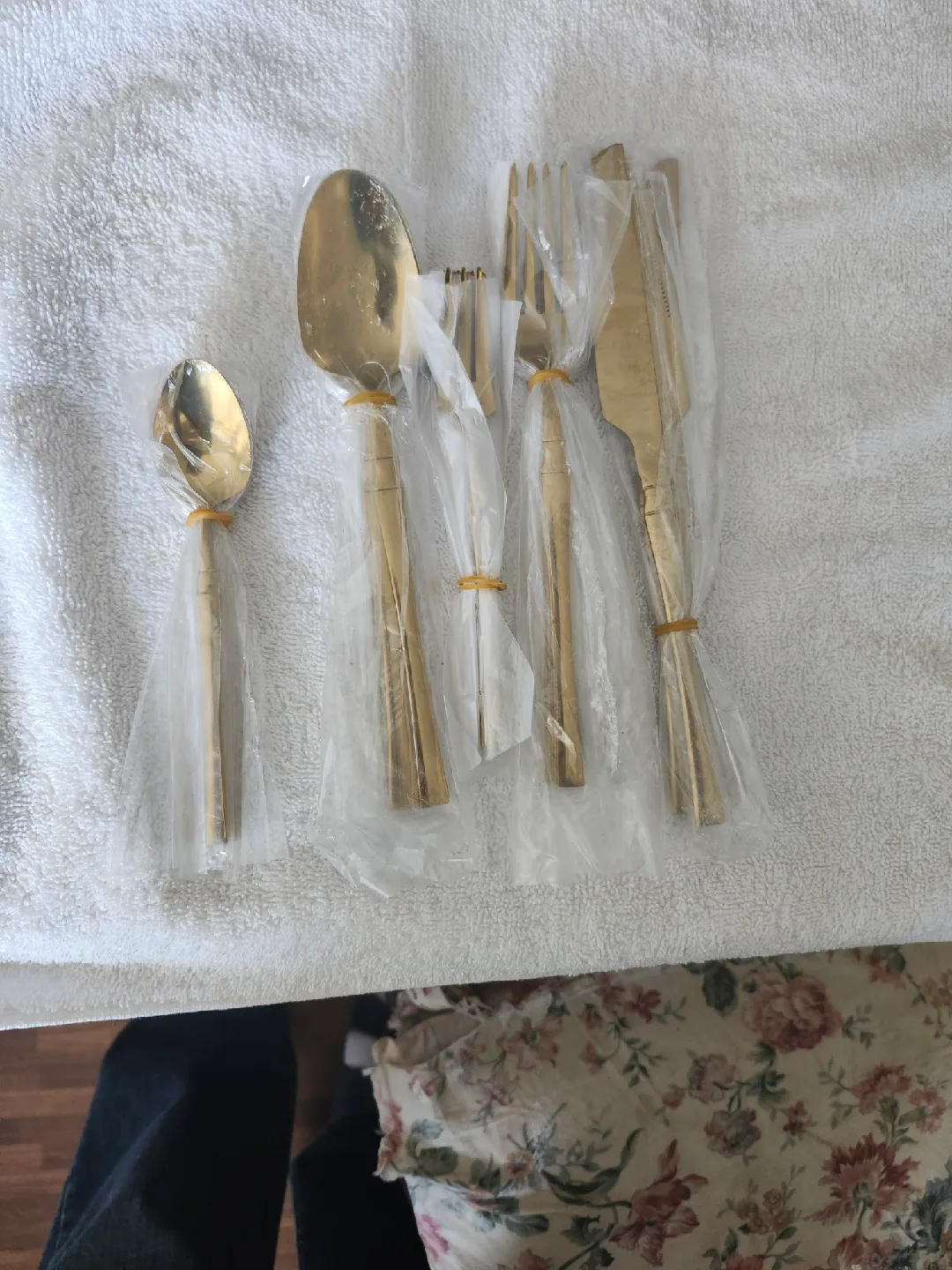 Gold Flatware Set (5 Pieces) thumbnail