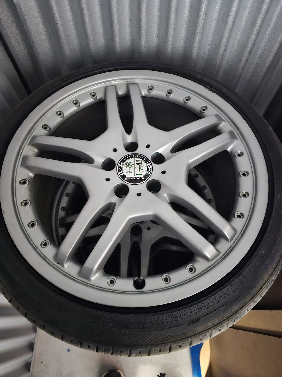 Mercedes-AMG Wheel & Tire - 245/40RF19 image indicator(2)