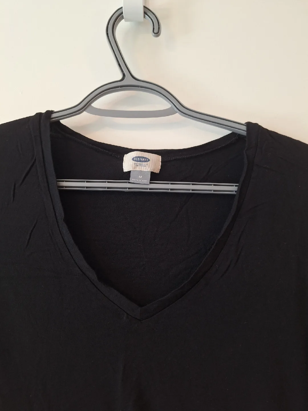 Old Navy Black V-Neck T-Shirt - Size M image indicator(3)