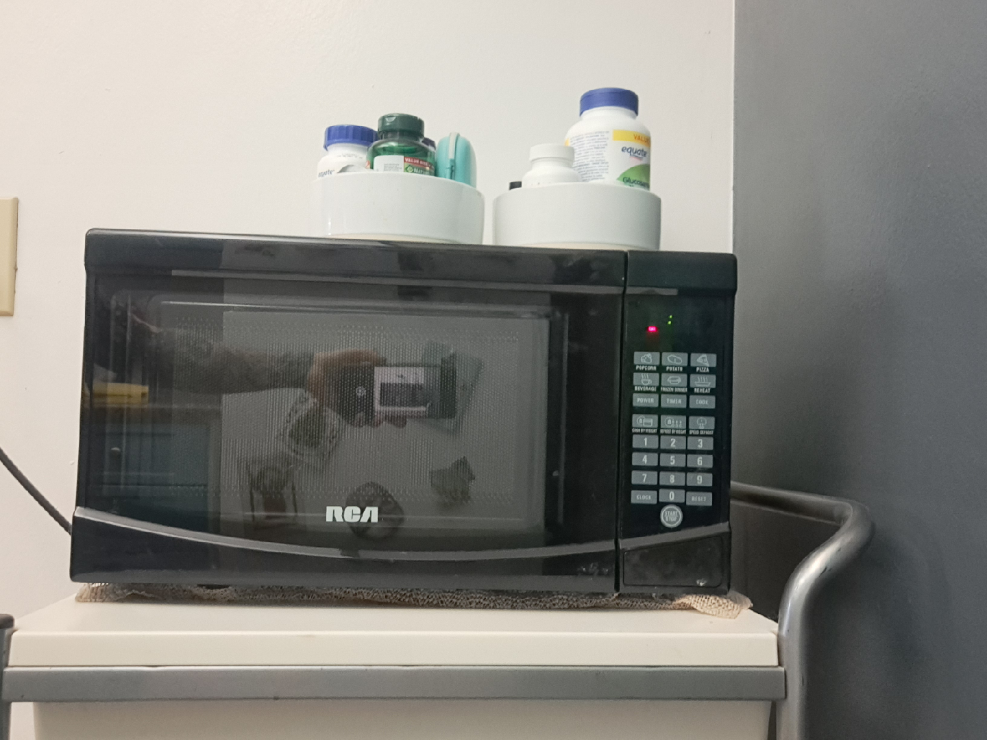 moving sale!!-RCA Microwave - Black