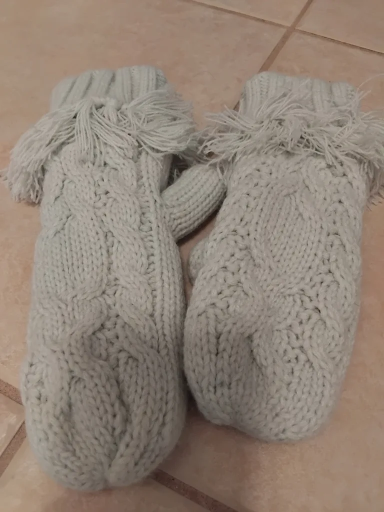 Assorted Knitted mittens image indicator(4)