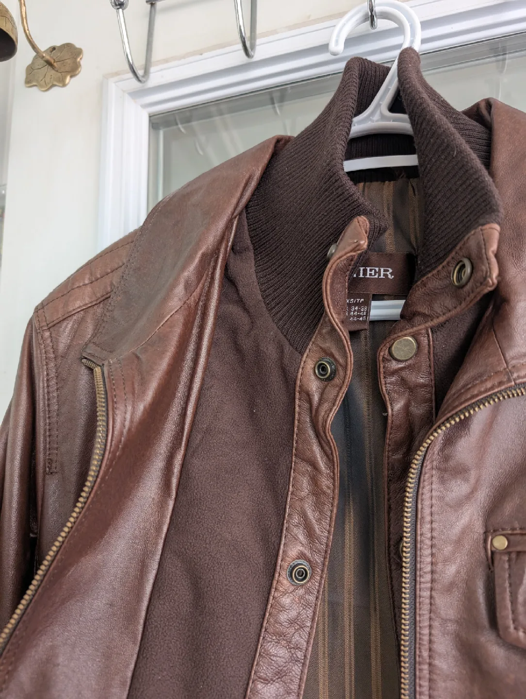 NEW Danier Premier Leather Jacket(Men Size XS, women size M) image indicator(2)