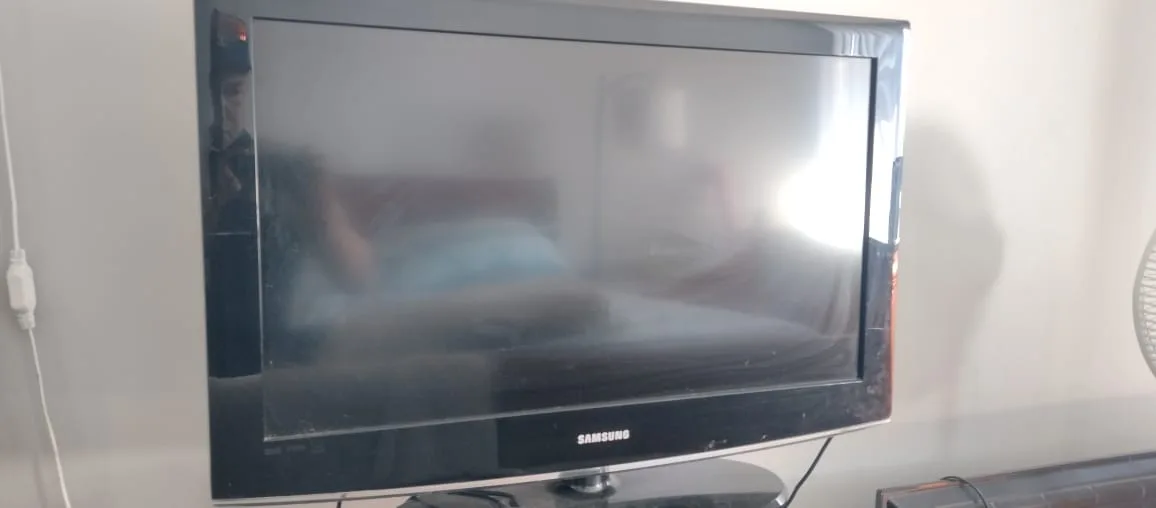 32" Smart TV for Sale — Stream-Ready & Sleek image indicator(2)