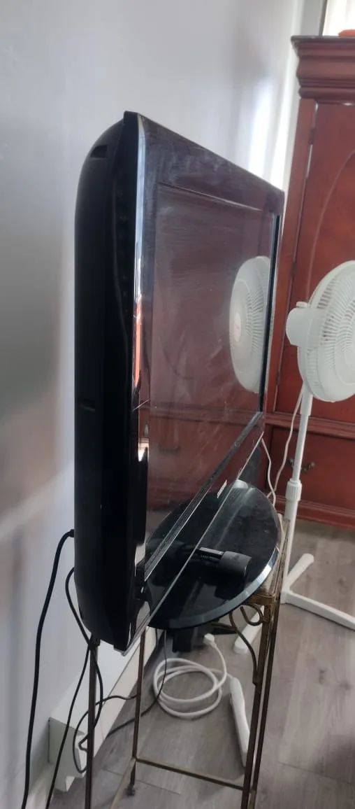 32" Smart TV for Sale — Stream-Ready & Sleek image indicator(3)