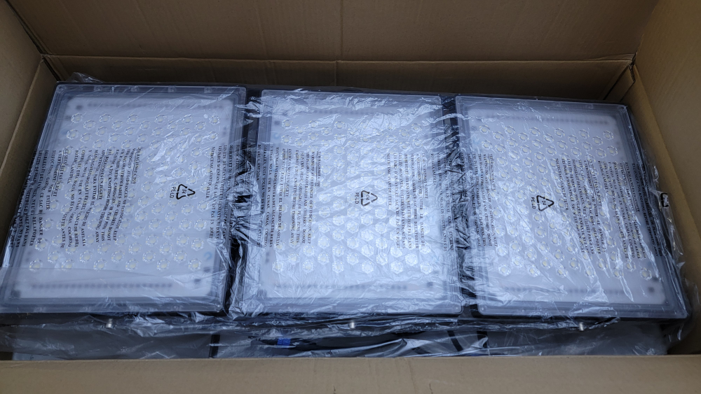 STASUN Flying Series Max – 900W Dusk-to-Dawn LED Flood Light - photo 3